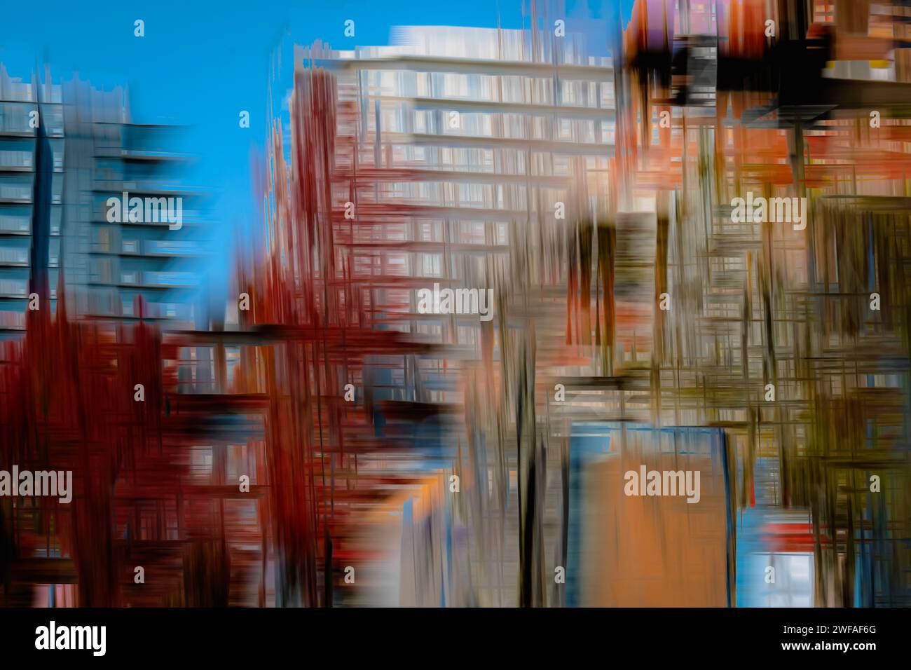 Le torri condominiali e la nuova costruzione si fondono in questa immagine ICM (Involional camera Movement) e ME (multiple Exposure) scattata a White Rock, British Columbia. Foto Stock