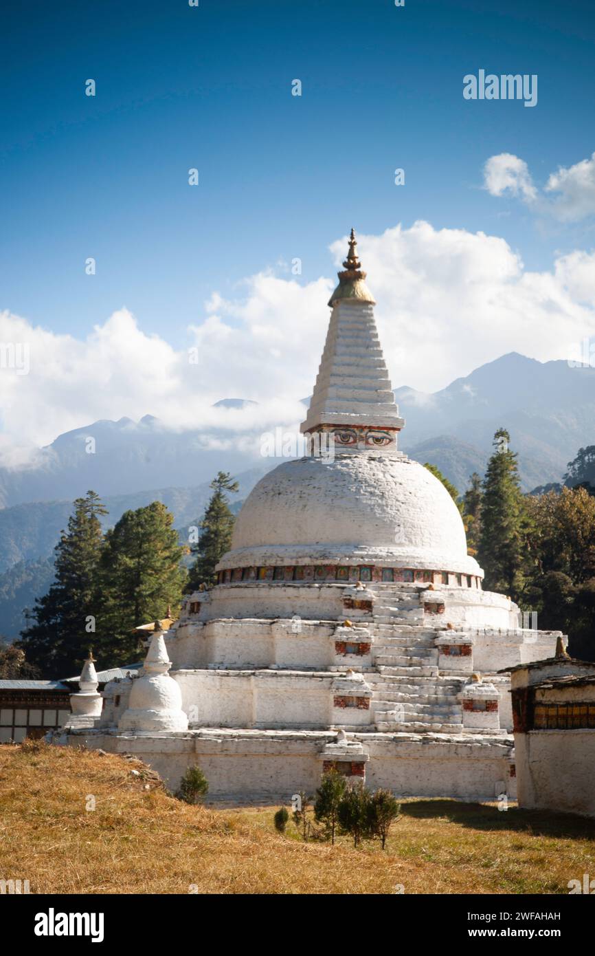 Stupa di design nepalese in Bhutan tra Punaka e Trongsa noto come Chendebji Chorten, Bhutan, Asia Foto Stock