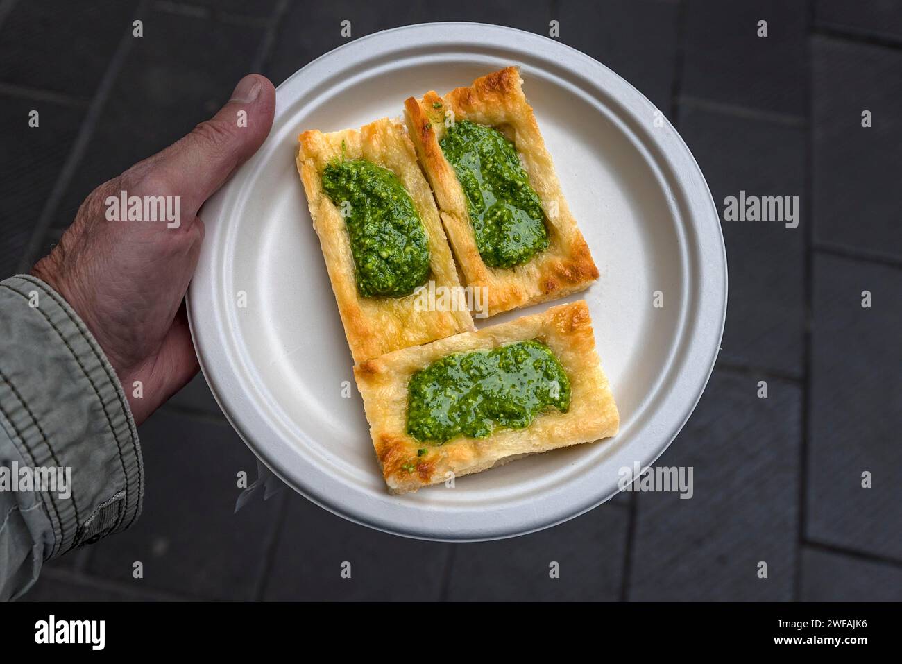 Pesto di basilico genovese fresco con dolci su un piatto, Genova, Italia Foto Stock