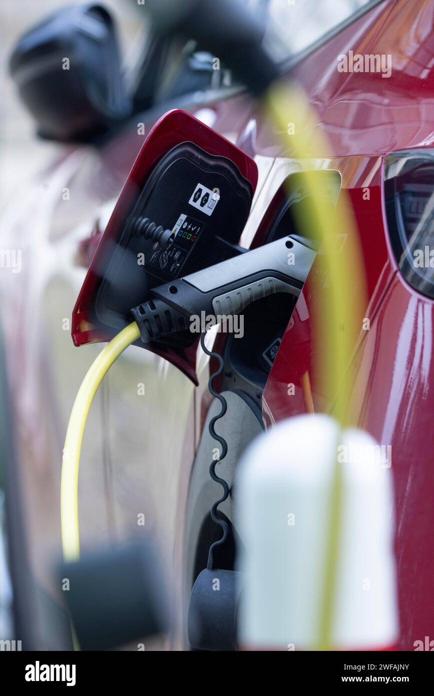 Elettromobilità, auto elettrica, e-car, in carica presso una stazione di ricarica, Duesseldorf, Renania settentrionale-Vestfalia, Germania Foto Stock