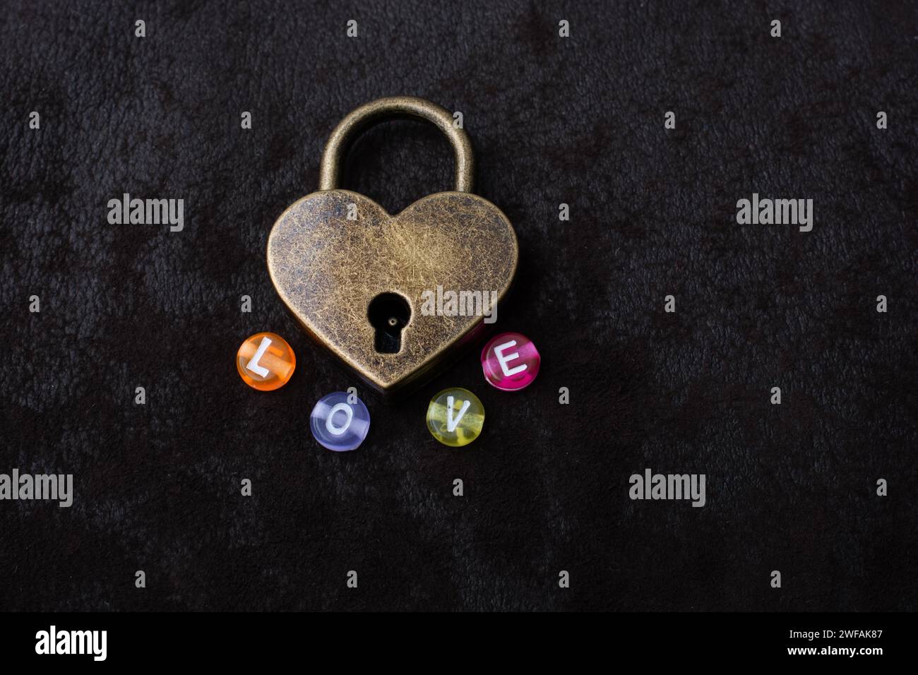 Amore a forma di lucchetto e chiave amore testo su sfondo nero Foto Stock