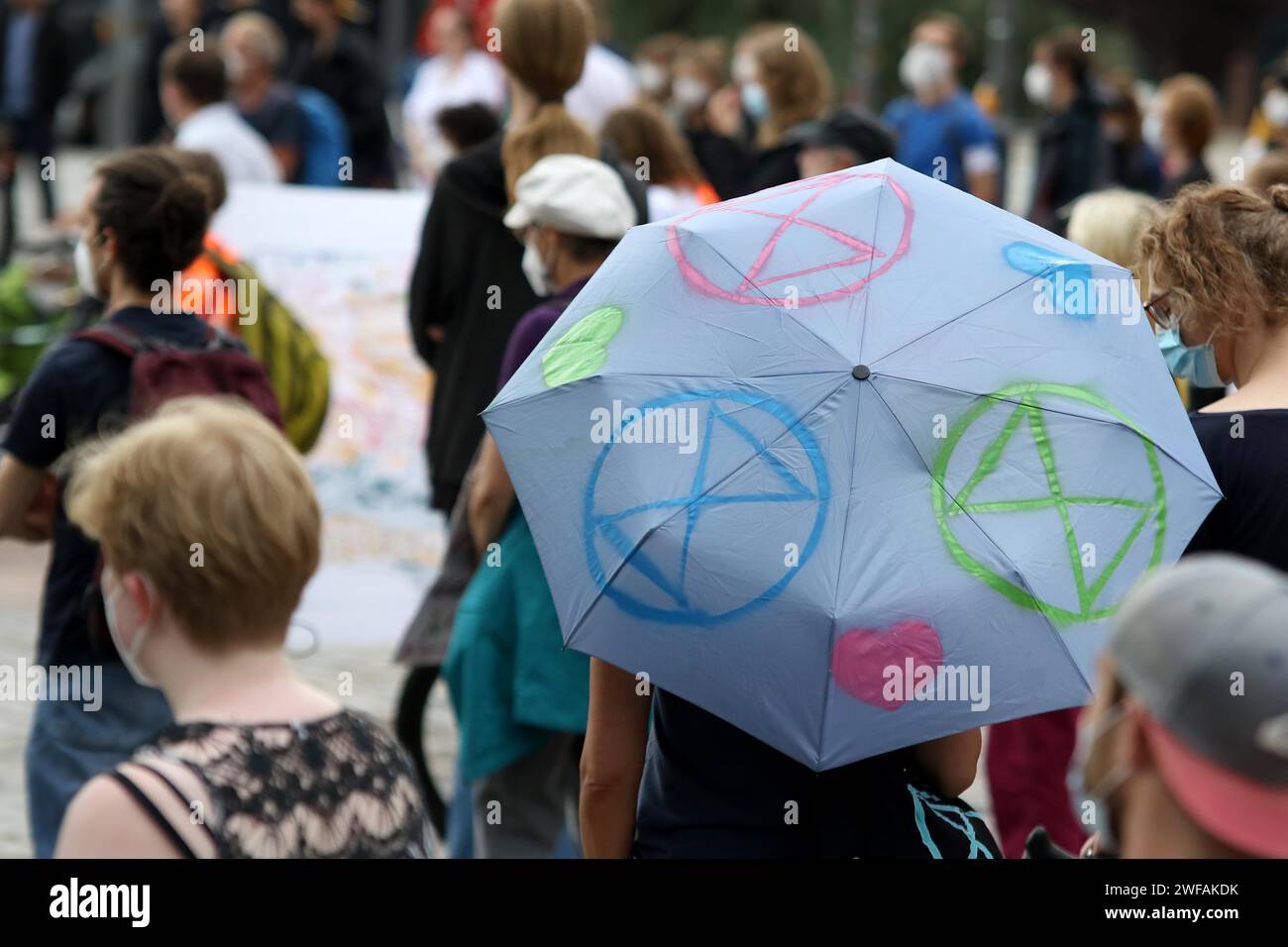 Dimostranti con ombrello con loghi del gruppo Extinction Rebellion alla demo dell'alleanza sul razzismo climatico e il volo climatico, con venerdì per Foto Stock