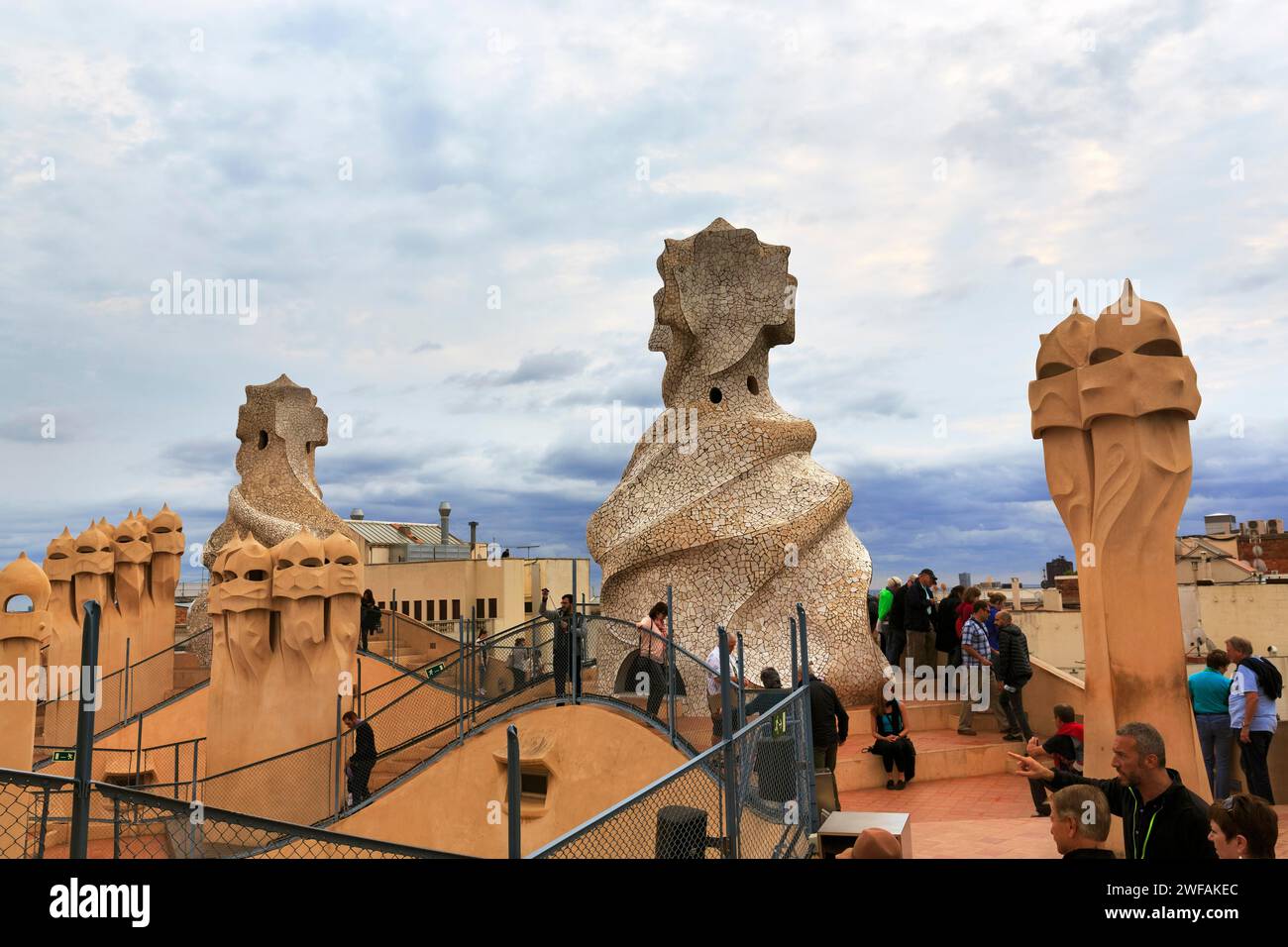 Turisti tra caminetti artistici sulla grande piattaforma panoramica, terrazza sul tetto nel museo, Giardino dei Guerrieri, centro culturale Foto Stock