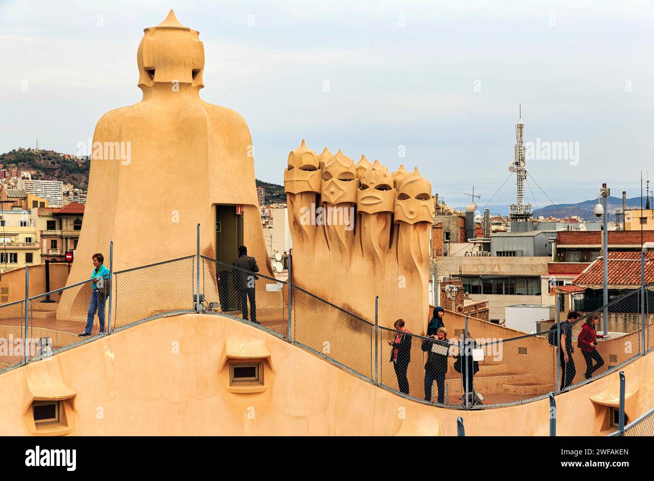 Turisti tra caminetti artistici sulla grande piattaforma panoramica, terrazza sul tetto nel museo, Giardino dei Guerrieri, centro culturale Foto Stock