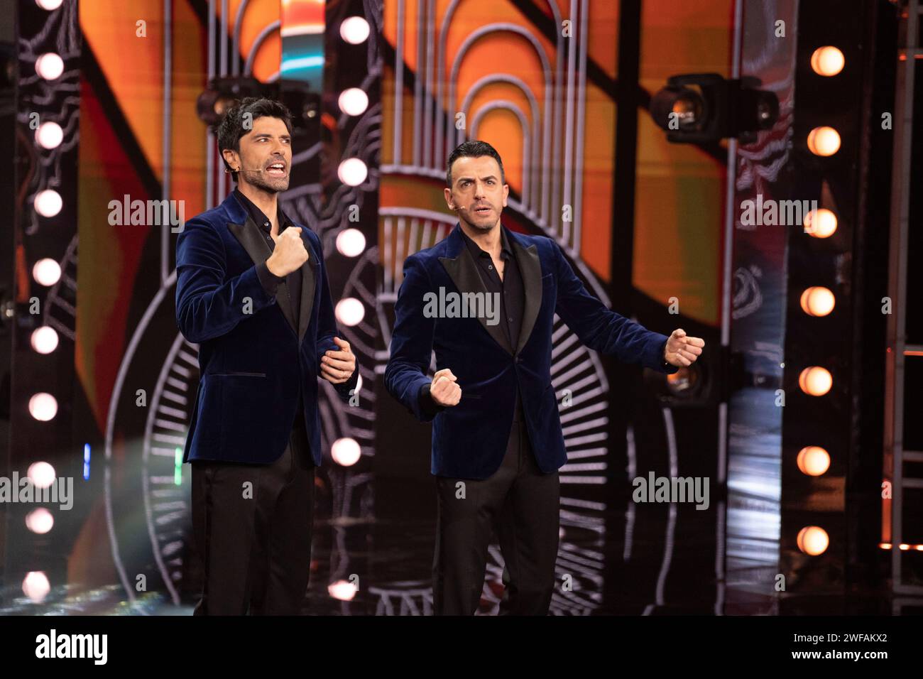 Rosario Morra e Luigi Esposito (Gigi e Ross) assistono al primo episodio del famoso spettacolo comico 'Mad in Italy' presso l'auditorium RAI di Napoli. Foto Stock