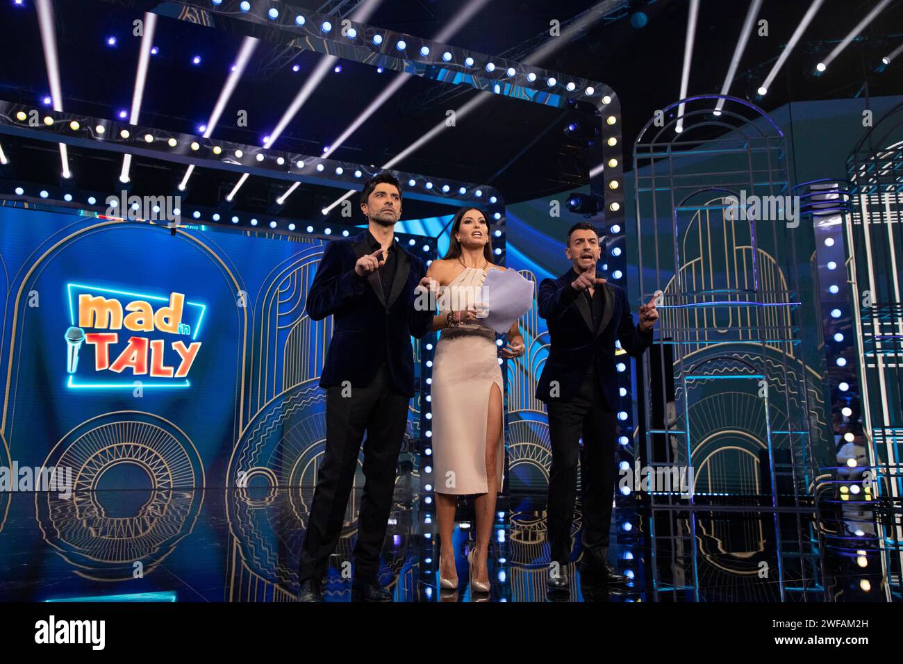 Elisabetta Gregoraci, Rosario Morra e Luigi Esposito (Gigi e Ross) assistono al primo episodio del famoso spettacolo comico 'Mad in Italy' presso l'auditorium RAI di Napoli. Foto Stock