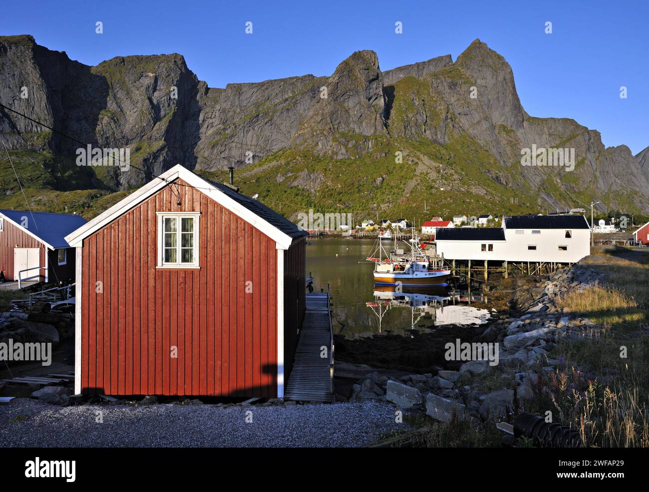 La città di Reine al mattino presto, le Isole Lofoten, Norvegia nord-occidentale Foto Stock