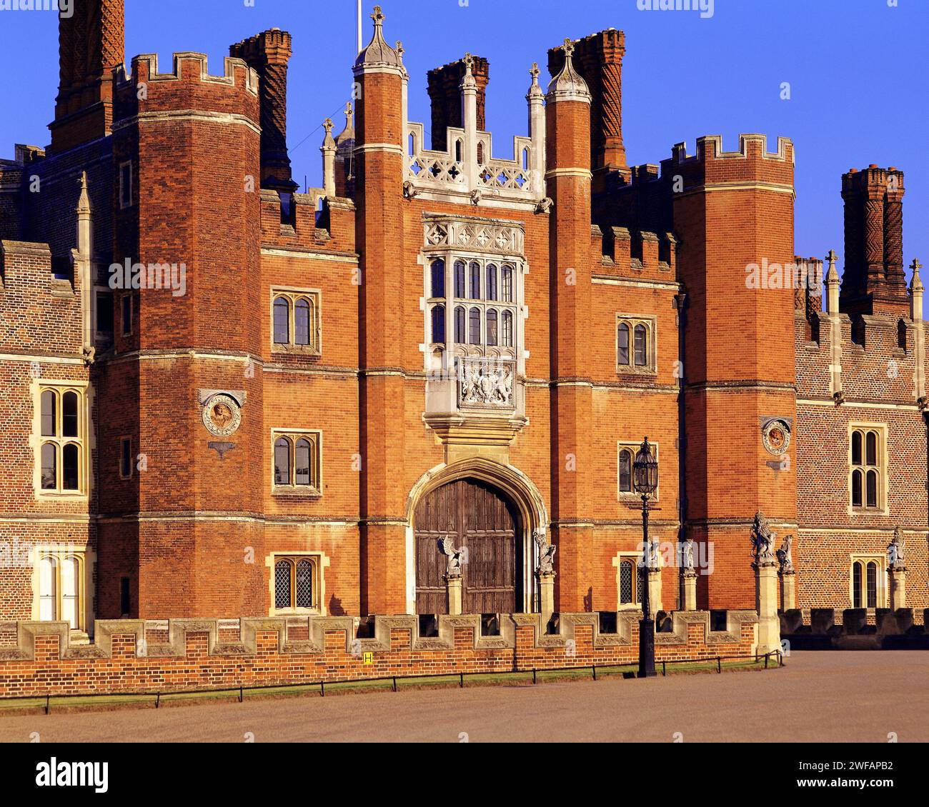 L'ingresso principale all'Hampton Court Palace, costruito per il re Enrico VIII, a ovest di Londra Foto Stock