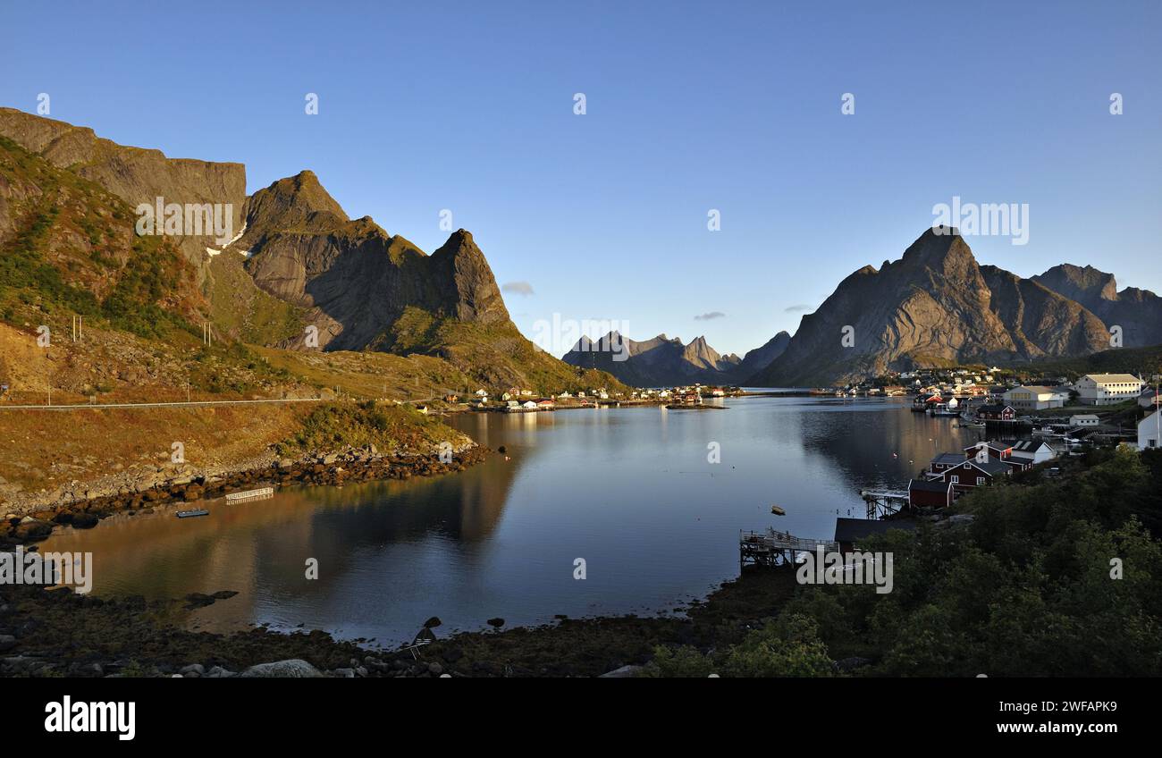 La città di Reine al mattino presto, le Isole Lofoten, Norvegia nord-occidentale Foto Stock