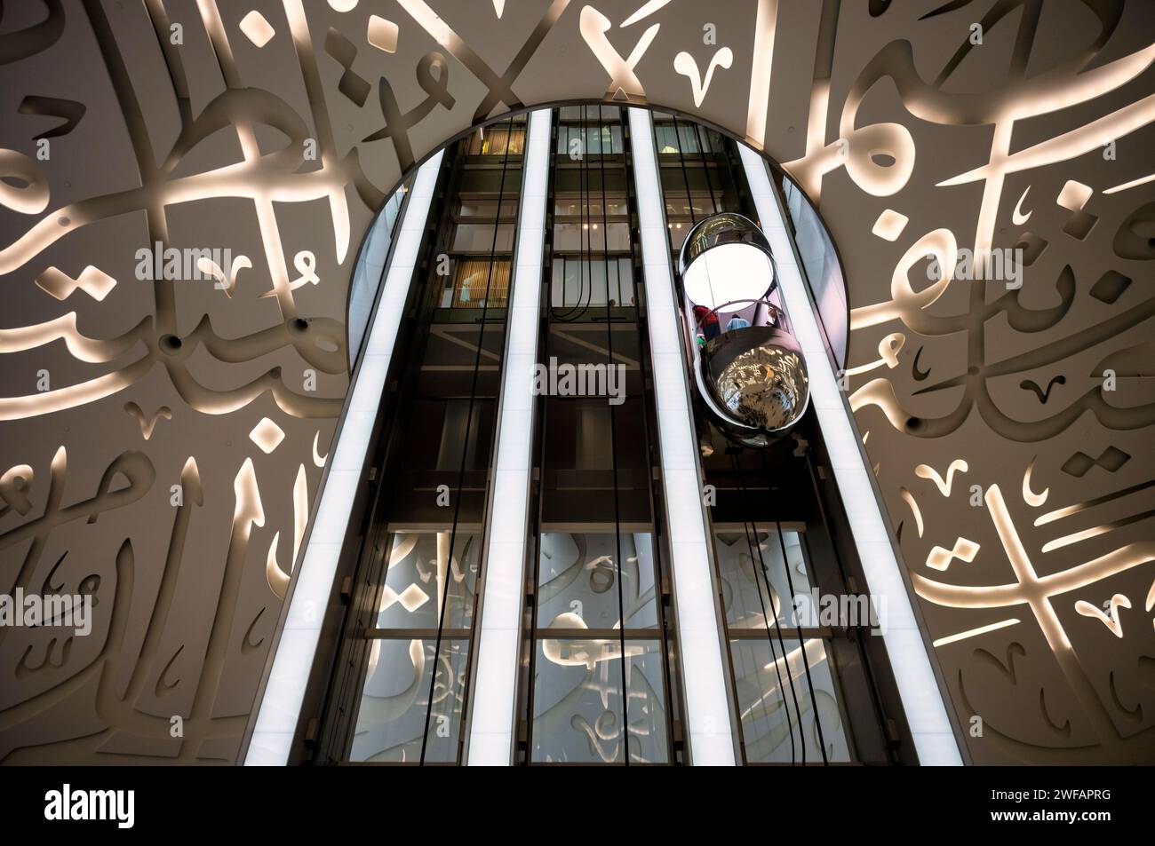 Foto interna, visitatori nell'ascensore, Museum of the Future, Dubai, Emirati Arabi Uniti, VAR Foto Stock