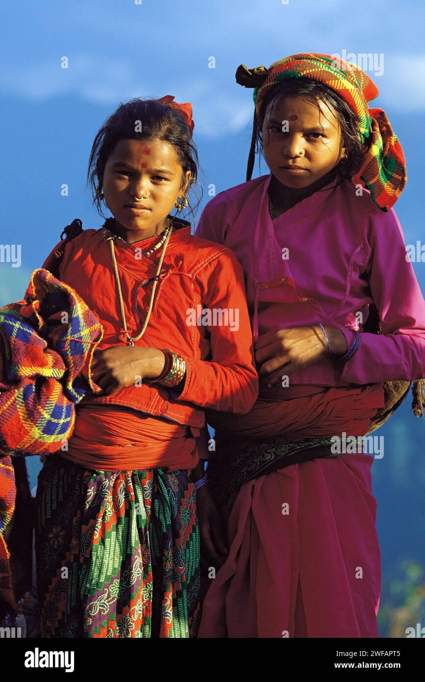 Due ragazze Rai nei loro abiti migliori per Dasaain festival in Seduwa villaggio nella regione Makalu dell est del Nepal Foto Stock