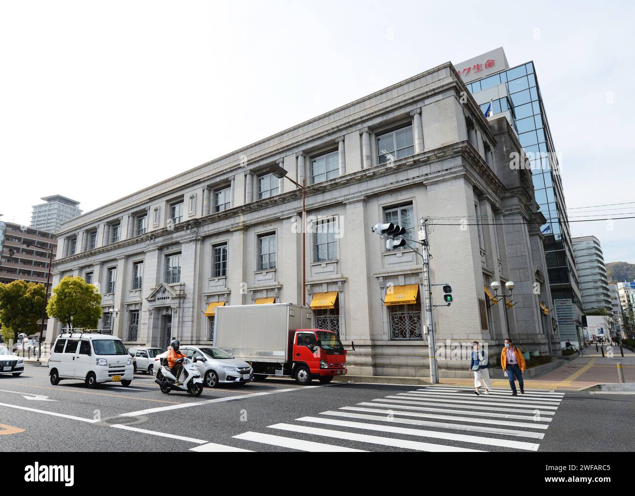 Un vecchio edificio all'angolo tra Meriken Rd e Hatobacho a Kobe, in Giappone. Foto Stock