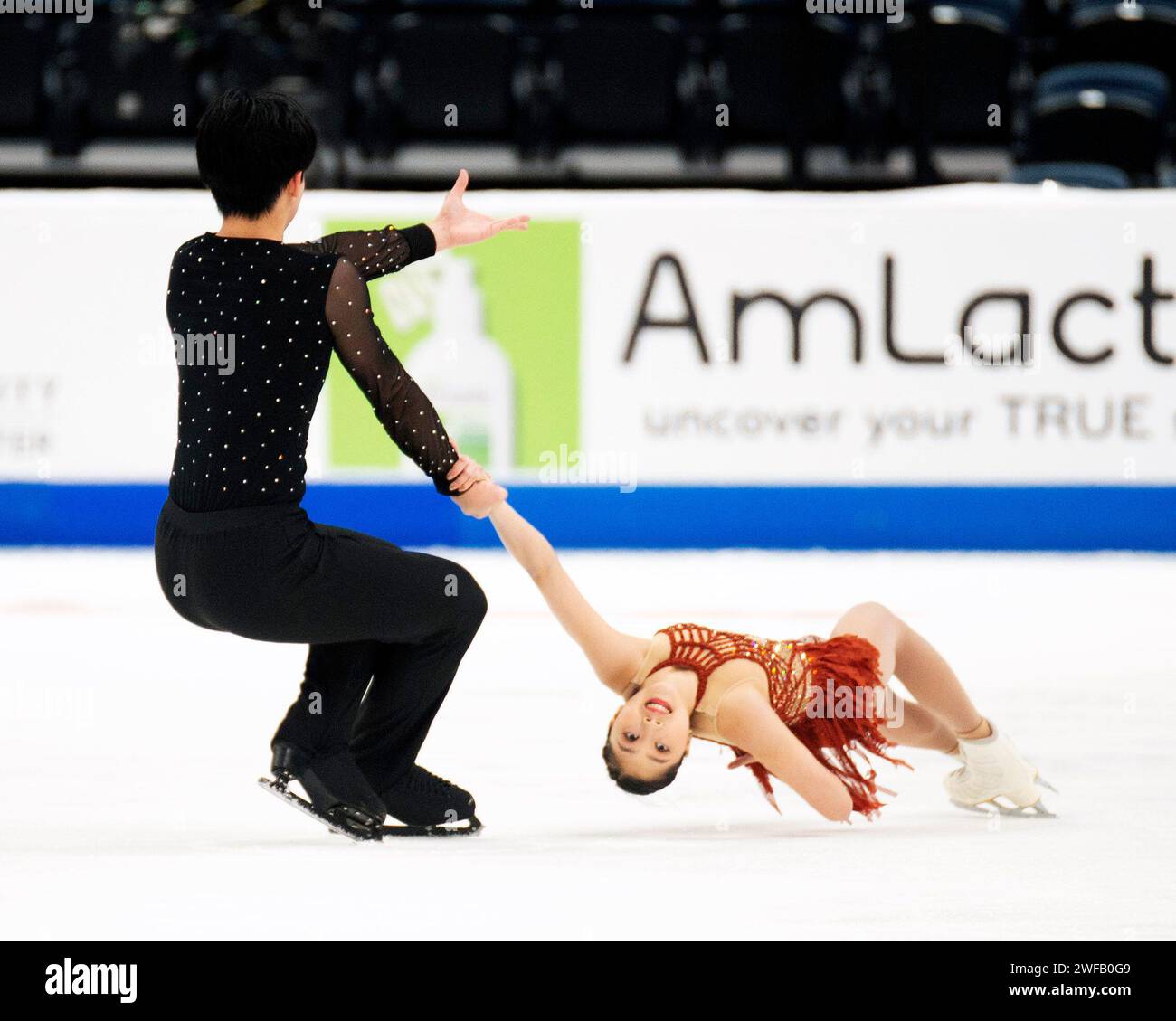 Columbus, Ohio, Stati Uniti. 23 gennaio 2024. Adele Zheng e Andy Deng pattinano nel programma corto Junior Pairs ai Campionati USA di pattinaggio di figura. Crediti: Brent Clark/Alamy Live News Foto Stock Columbus, Ohio, Stati Uniti. 23 gennaio 2024. Adele Zheng e Andy Deng pattinano nel programma corto Junior Pairs ai Campionati USA di pattinaggio di figura. Crediti: Brent Clark/Alamy Live News Foto Stock