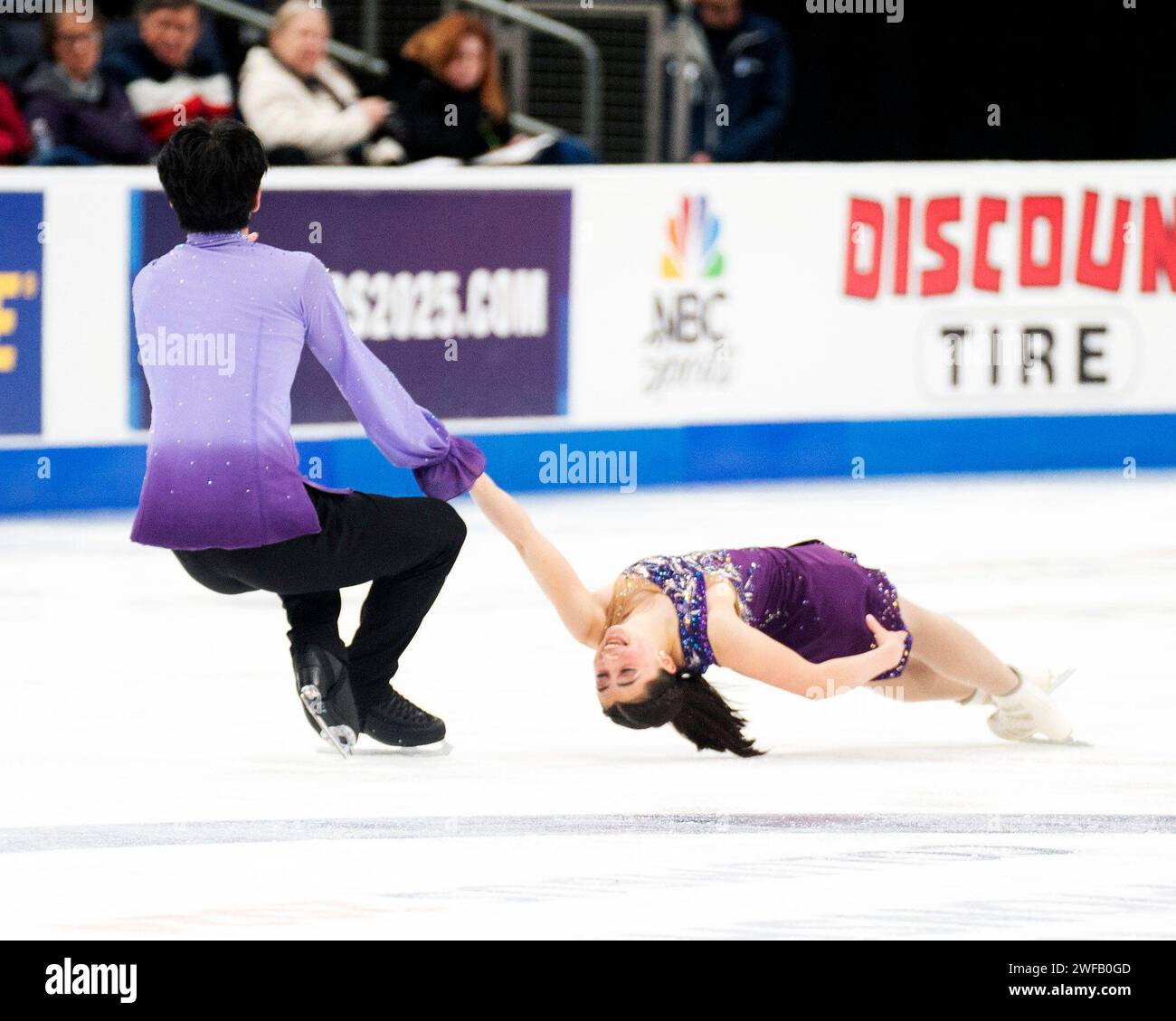 Columbus, Ohio, Stati Uniti. 23 gennaio 2024. Olivia Flores e Luke Wang pattinano nel Junior Pairs Short Program agli US Figure Skating Championships. Crediti: Brent Clark/Alamy Live News Foto Stock