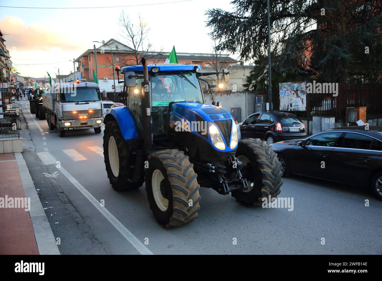 29 gennaio 2024, Grottaminarda, Campania/Avellino, Italia: Un gruppo di agricoltori della provincia di Avellino ha espresso il proprio disaccordo con la politica agricola della Comunità europea. Protesta pacifica attraverso l'uso dei loro trattori da campo con esposti vari segni con diversi scritti tutti in difesa dell'agricoltura italiana. Al termine della lunga assemblea tutti i partecipanti hanno effettuato una lunga e tranquilla processione per le vie della città campana al confine con la Puglia. Manifestazioni simili si sono diffuse negli ultimi giorni del gennaio 2024 in molte altre parti d'Italia Foto Stock