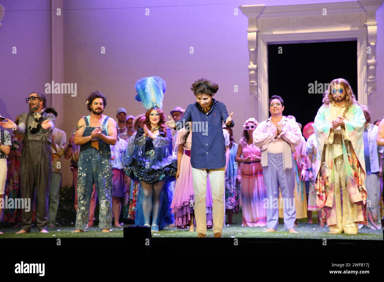 Sydney, Australia. 30 gennaio 2024. Prova finale della nuova produzione di The Magic Flute di Opera Australia, in vista della sua prima alla Sydney Opera House il 1° febbraio. Nella foto - chiamata a sipario: Direttore d'orchestra - Teresa Riveiro Böhm. Crediti: Richard Milnes/Alamy Live News Foto Stock