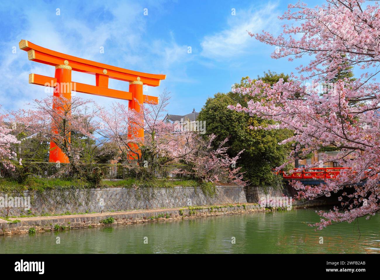 Kyoto, Giappone - 2 aprile 2023: Il giro in barca Okazaki Jikkokubune effettua una crociera di tre chilometri dal molo delle barche di Nanzenji alla diga di Ebisu e ritorno Foto Stock
