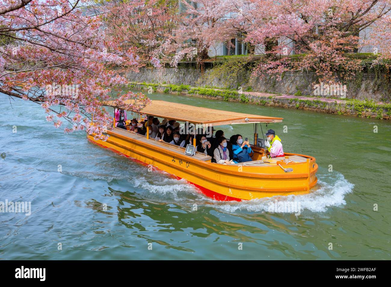 Kyoto, Giappone - 2 aprile 2023: Il giro in barca Okazaki Jikkokubune effettua una crociera di tre chilometri dal molo delle barche di Nanzenji alla diga di Ebisu e ritorno Foto Stock