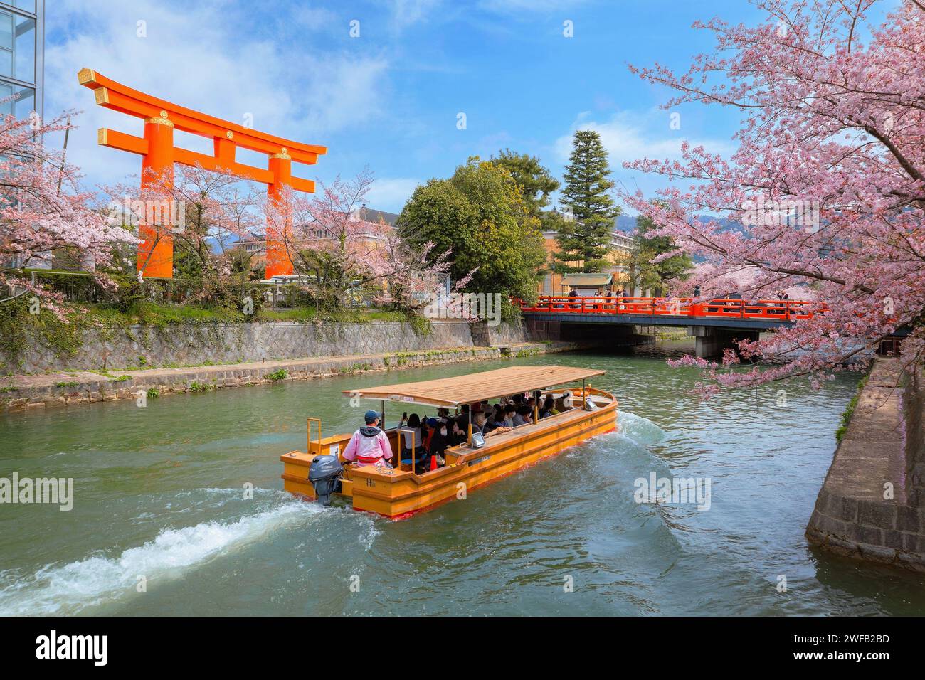 Kyoto, Giappone - 2 aprile 2023: Il giro in barca Okazaki Jikkokubune effettua una crociera di tre chilometri dal molo delle barche di Nanzenji alla diga di Ebisu e ritorno Foto Stock