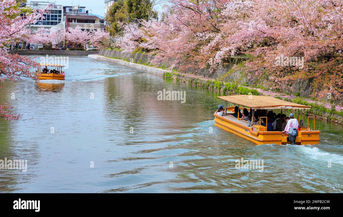 Kyoto, Giappone - 2 aprile 2023: Il giro in barca Okazaki Jikkokubune effettua una crociera di tre chilometri dal molo delle barche di Nanzenji alla diga di Ebisu e ritorno Foto Stock