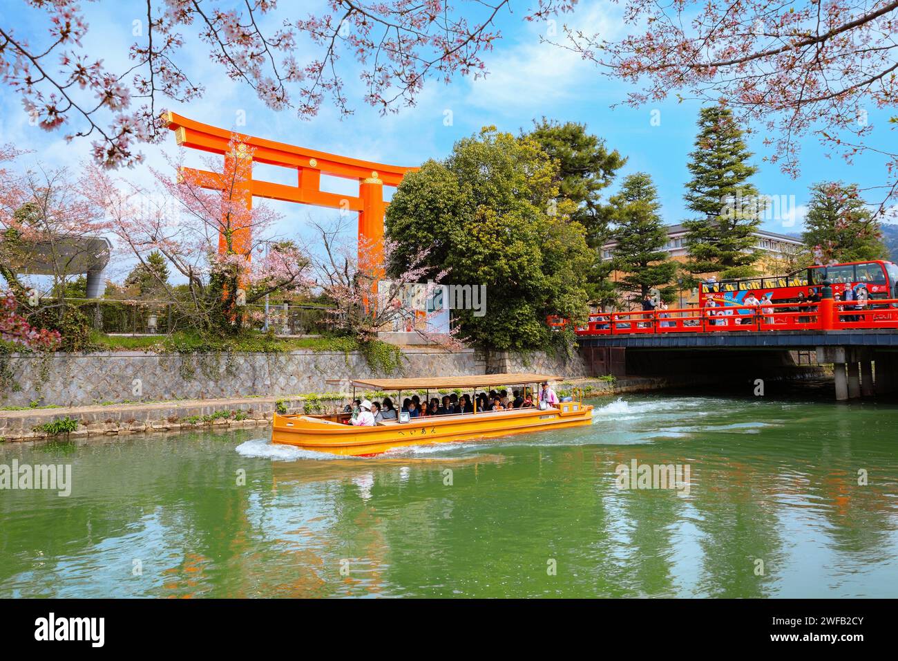 Kyoto, Giappone - 2 aprile 2023: Il giro in barca Okazaki Jikkokubune effettua una crociera di tre chilometri dal molo delle barche di Nanzenji alla diga di Ebisu e ritorno Foto Stock