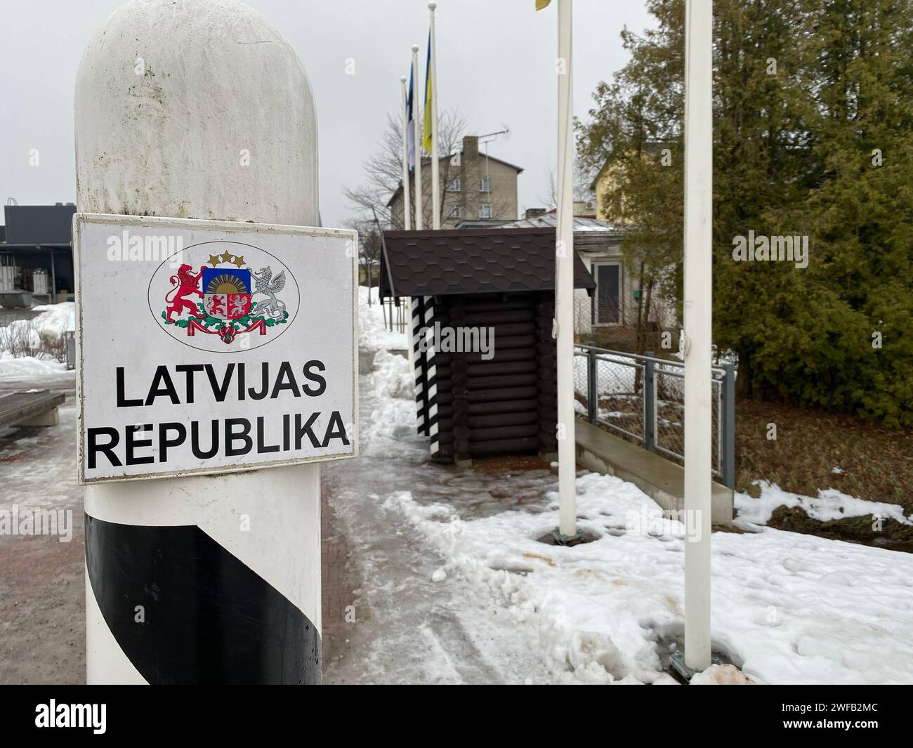 Valka, Lettonia. 28 gennaio 2024. Al confine con la Lettonia si trova un pilastro di confine con la scritta "Repubblica di Lettonia”. Credito: Alexander Welscher/dpa/Alamy Live News Foto Stock
