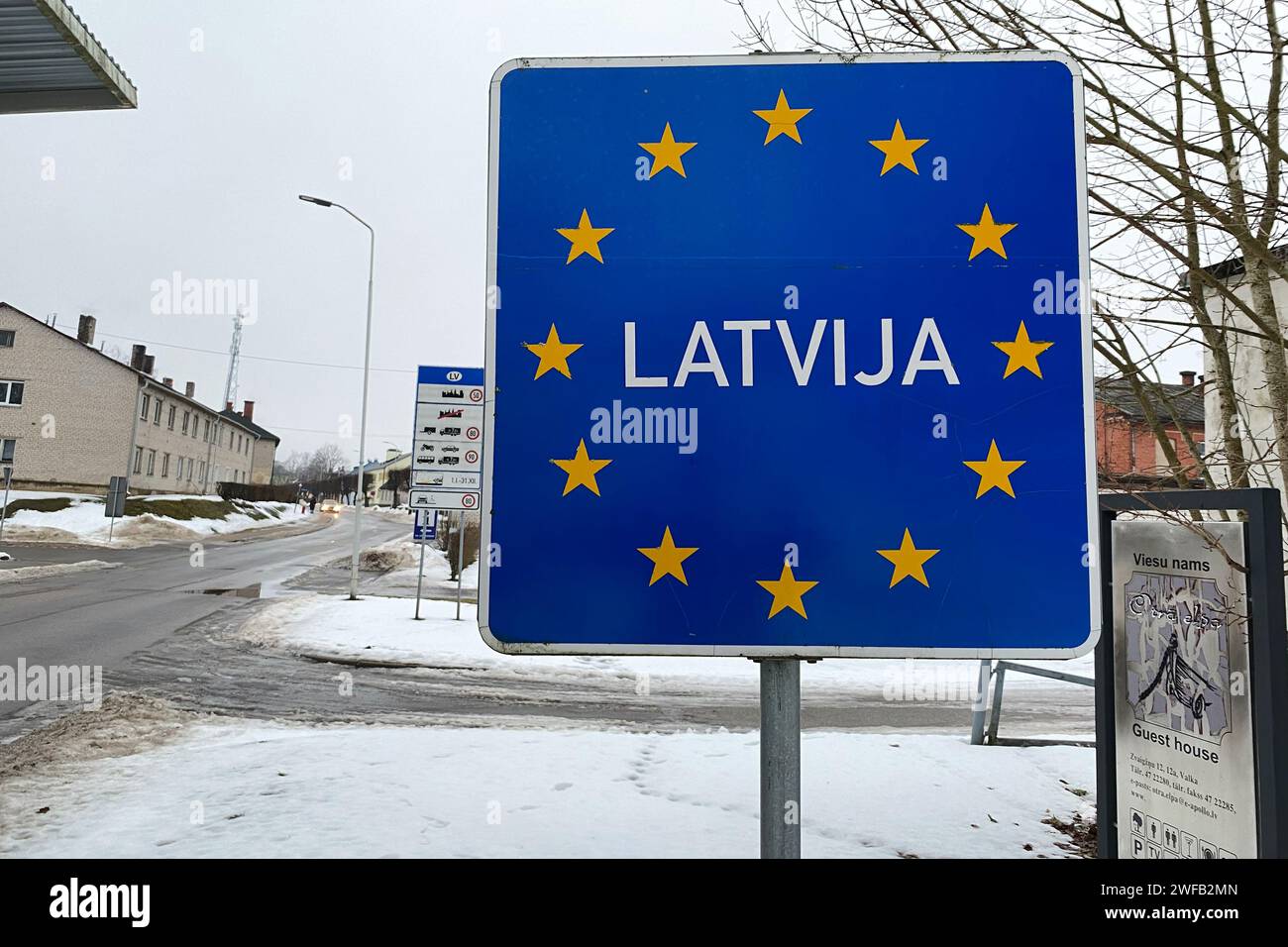 Valka, Lettonia. 28 gennaio 2024. Un cartello "Lettonia” si trova al confine con la Lettonia. (Al dpa "russi negli Stati baltici in tumulto - Lettonia minaccia l'espulsione forzata”) credito: Alexander Welscher/dpa/Alamy Live News Foto Stock
