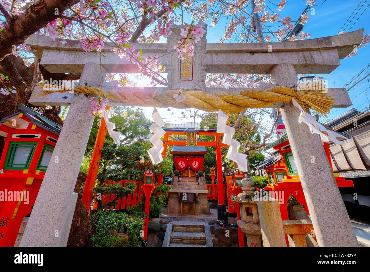 Kyoto, Giappone - 2 aprile 2023: Santuario Tatsumi Daimyojin situato vicino al ponte bashi Tatsumu nel distretto di Gion Foto Stock