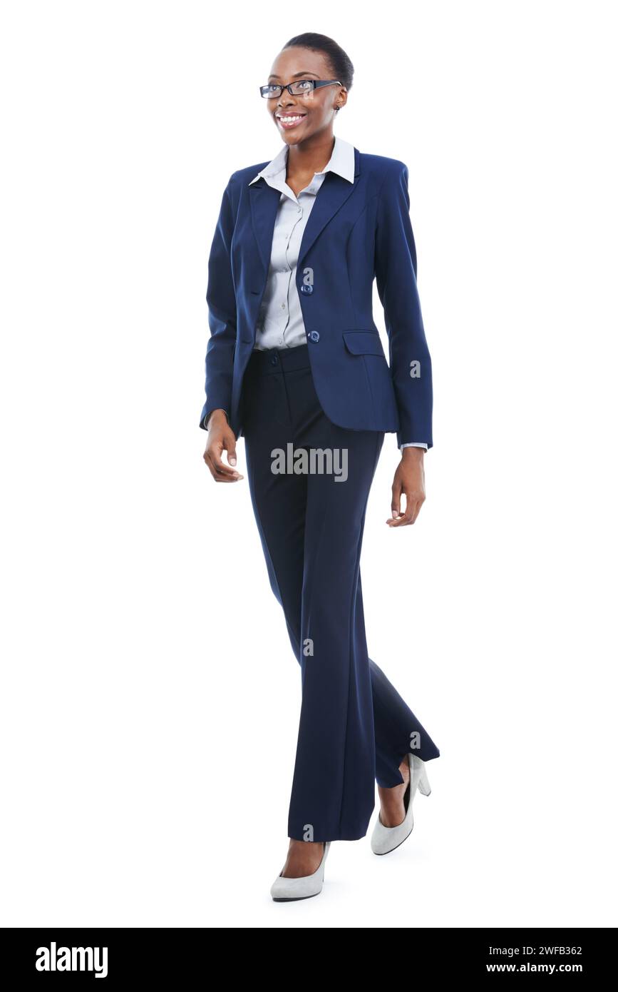 Cammina, lavora e donna nera felice in studio isolato su uno sfondo bianco con un sorriso. Manager africano, avvocato donna e avvocato professionista Foto Stock