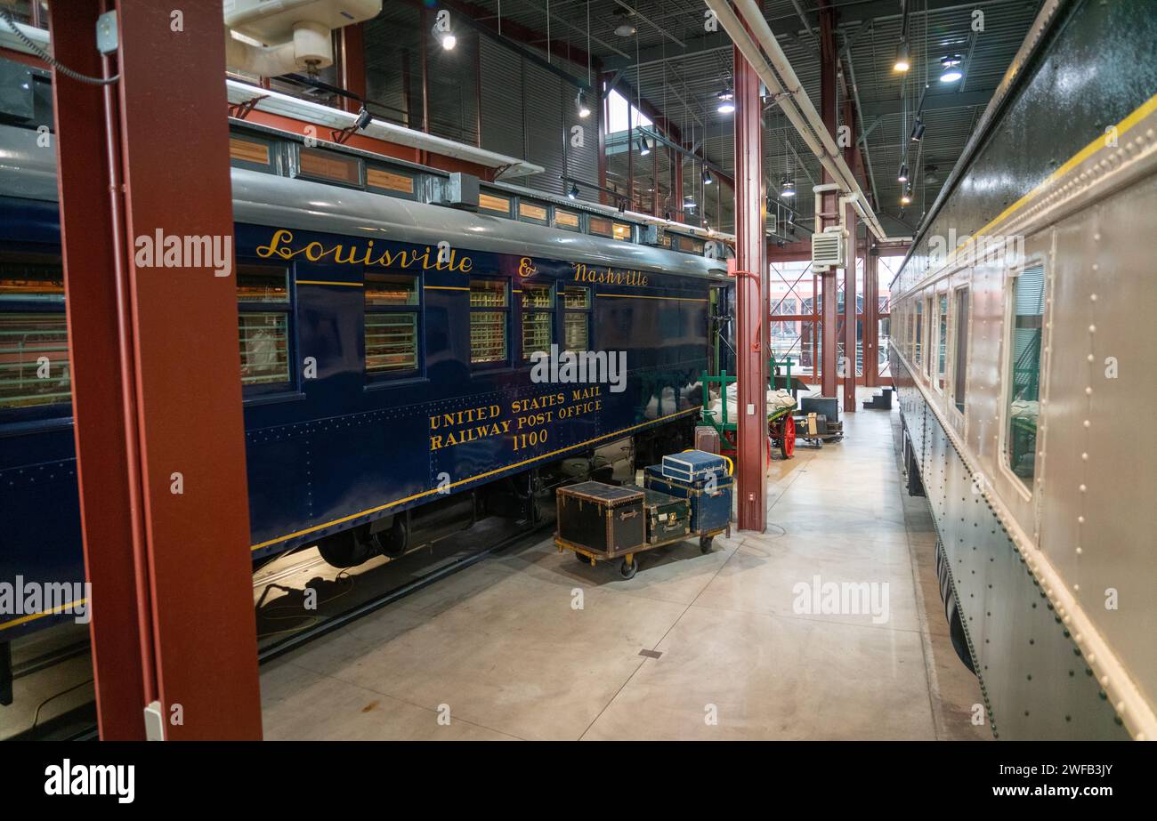 Un vagone postale ferroviario blu profondo con lettere dorate si trova in una sala espositiva interna al Steamtown National Historic Site, Pennsylvania. Foto Stock