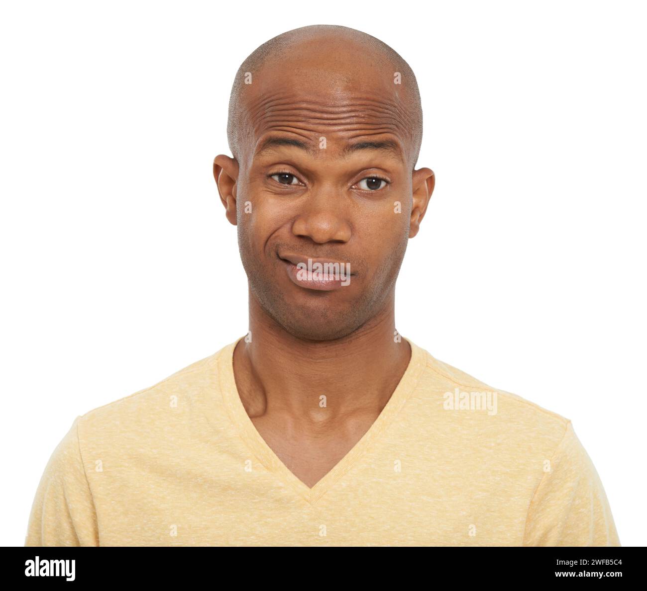 Perché, uomo confuso e nero con scelta, pensiero e ragazzo isolato su sfondo bianco studio. Persona africana, decisione e modello con idee Foto Stock