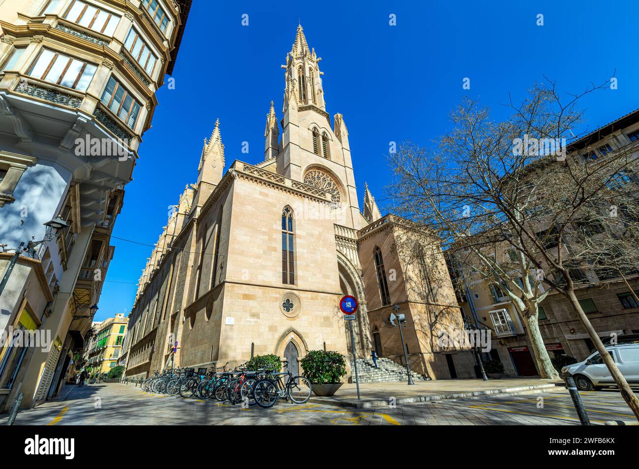 Chiesa cattolica sotto il cielo blu nel centro storico di Palma, Spagna (vista dall'alto). Foto Stock