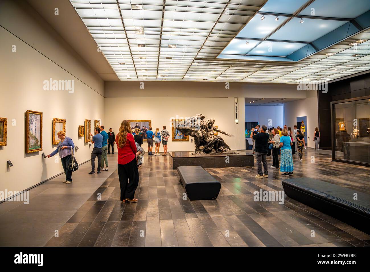 Abu Dhabi, Emirati Arabi Uniti - 6 dicembre 2023: Interni del Louvre e visitatori che guardano le mostre, il museo di Abu Dhabi, Emirati Arabi Uniti Foto Stock