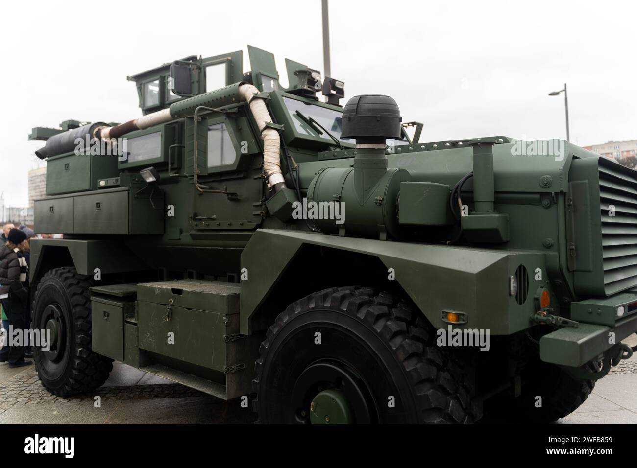 Vista di un veicolo MRAP parcheggiato o di veicoli resistenti alle mine e protetti da imboscate durante una dimostrazione ai militari durante la 32a edizione della più grande azione benefica polacca Wielka Orkiestra Swiatecznej Pomocy 32a edizione della più grande azione benefica polacca Copyright: XMarekxAntonixIwanczukx MAI04639 Foto Stock