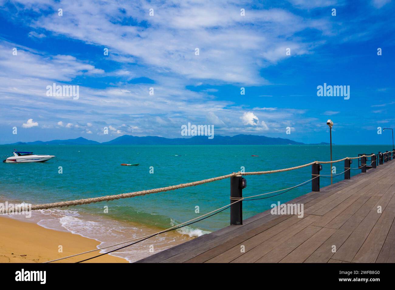 Estate sulla spiaggia di sabbia bianca dell'isola di Samui, provincia di Suratthani, Thailandia. Foto Stock