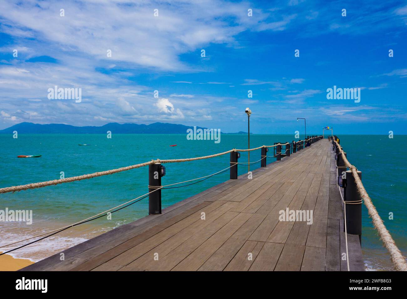 Estate sulla spiaggia di sabbia bianca dell'isola di Samui, provincia di Suratthani, Thailandia. Foto Stock