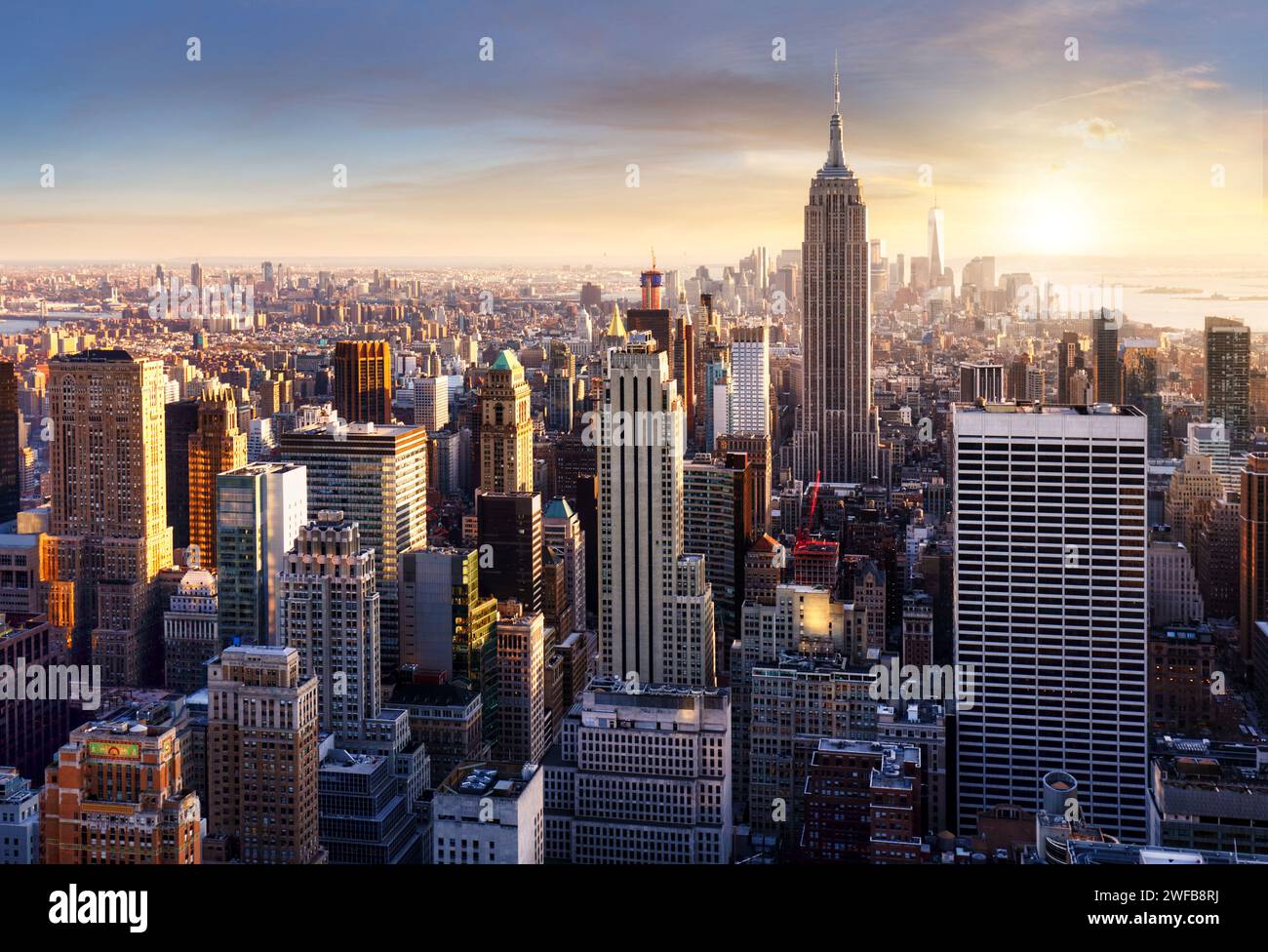 New York skyline della città con grattacieli urbani al tramonto, STATI UNITI D'AMERICA. Foto Stock