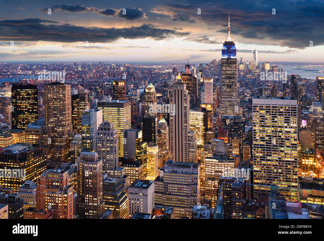 New York City con grattacieli al tramonto, USA Foto Stock