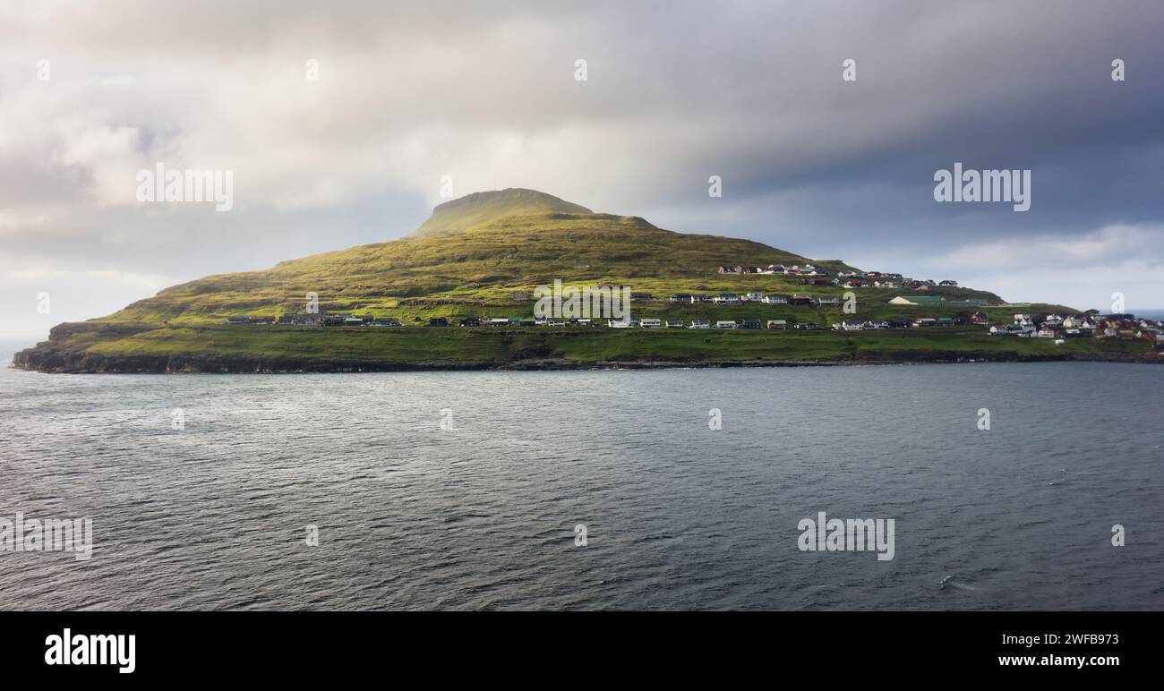 Ejde (Eioi) è un grande villaggio situato sulla punta nord-ovest di Eysturoy - Isole Faroe. Foto Stock