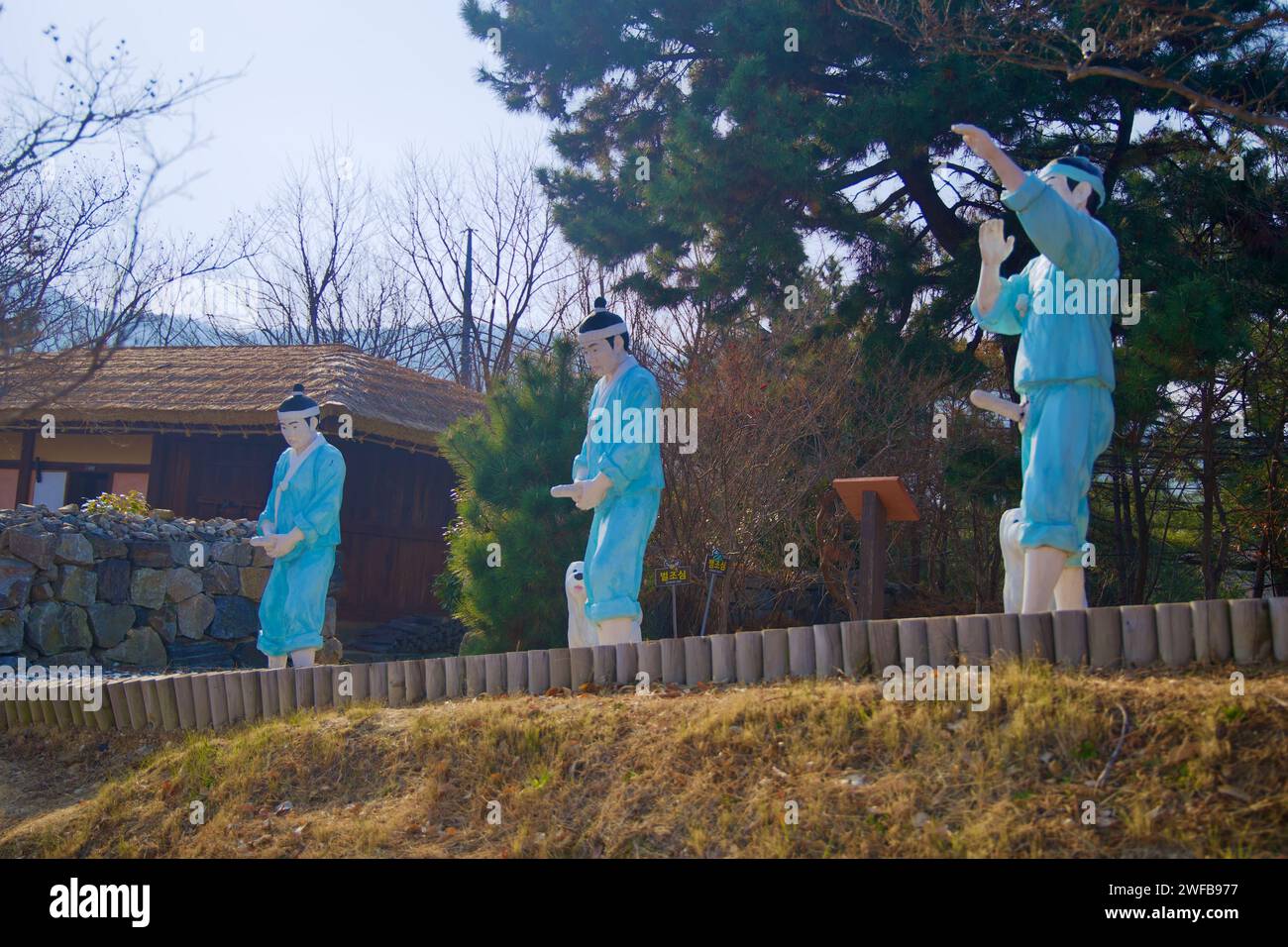 Samcheok City, Corea del Sud - 28 dicembre 2023: Tre sculture uniche di pescatori, ognuna con la sua rappresentazione fallica, adornate in blu-verdastro Foto Stock