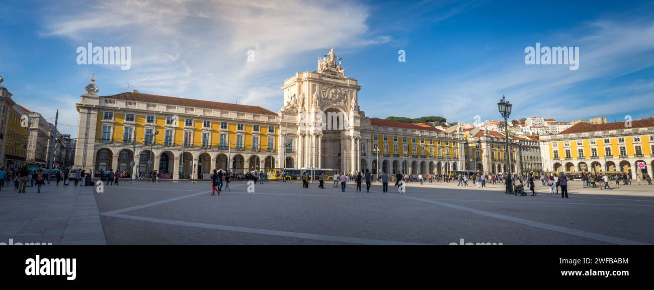Panorama di Piazza del commercio con la statua del re Jose i a Lisbona. Portogallo Foto Stock