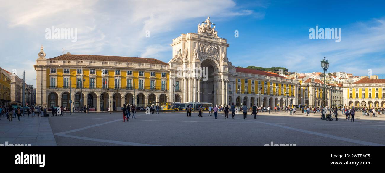Panorama di Piazza del commercio con la statua del re Jose i a Lisbona. Portogallo Foto Stock
