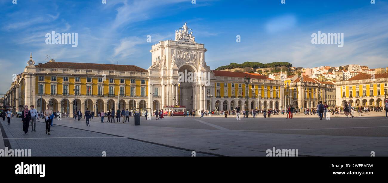 Panorama di Piazza del commercio con la statua del re Jose i a Lisbona. Portogallo Foto Stock