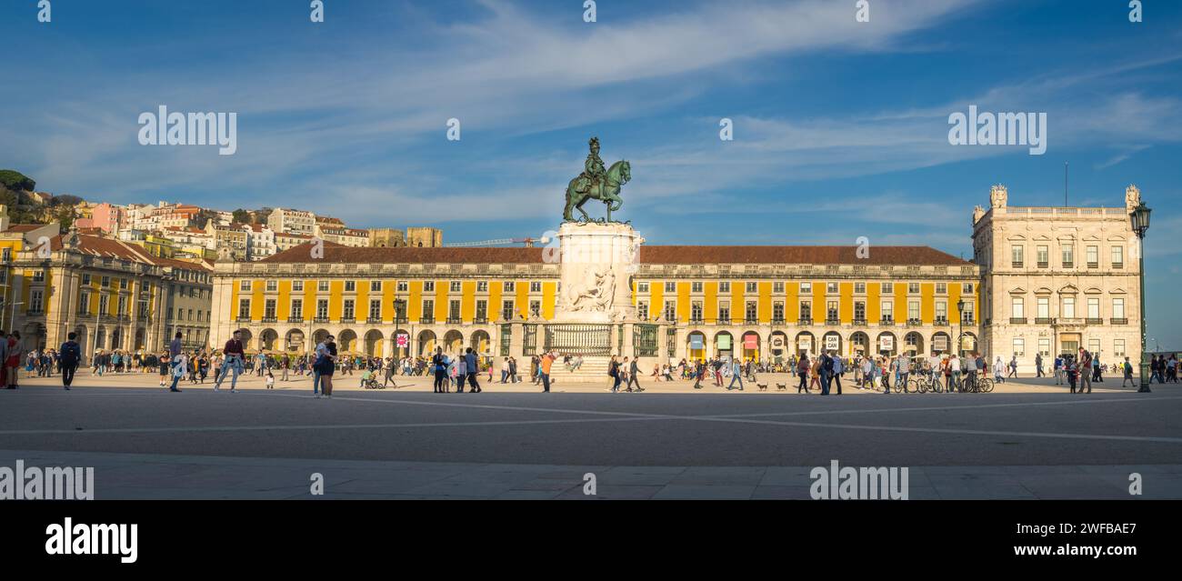 Panorama di Piazza del commercio (Praca do Comercio) con statua del re Jose i a Lisbona. Portogallo Foto Stock