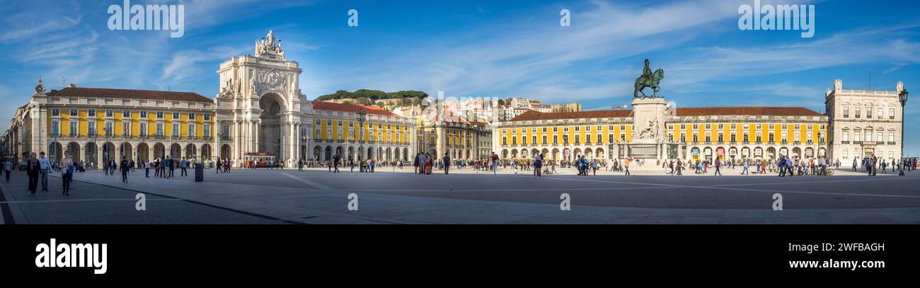 Panorama di Piazza del commercio (Praca do Comercio) con statua del re Jose i a Lisbona. Portogallo Foto Stock