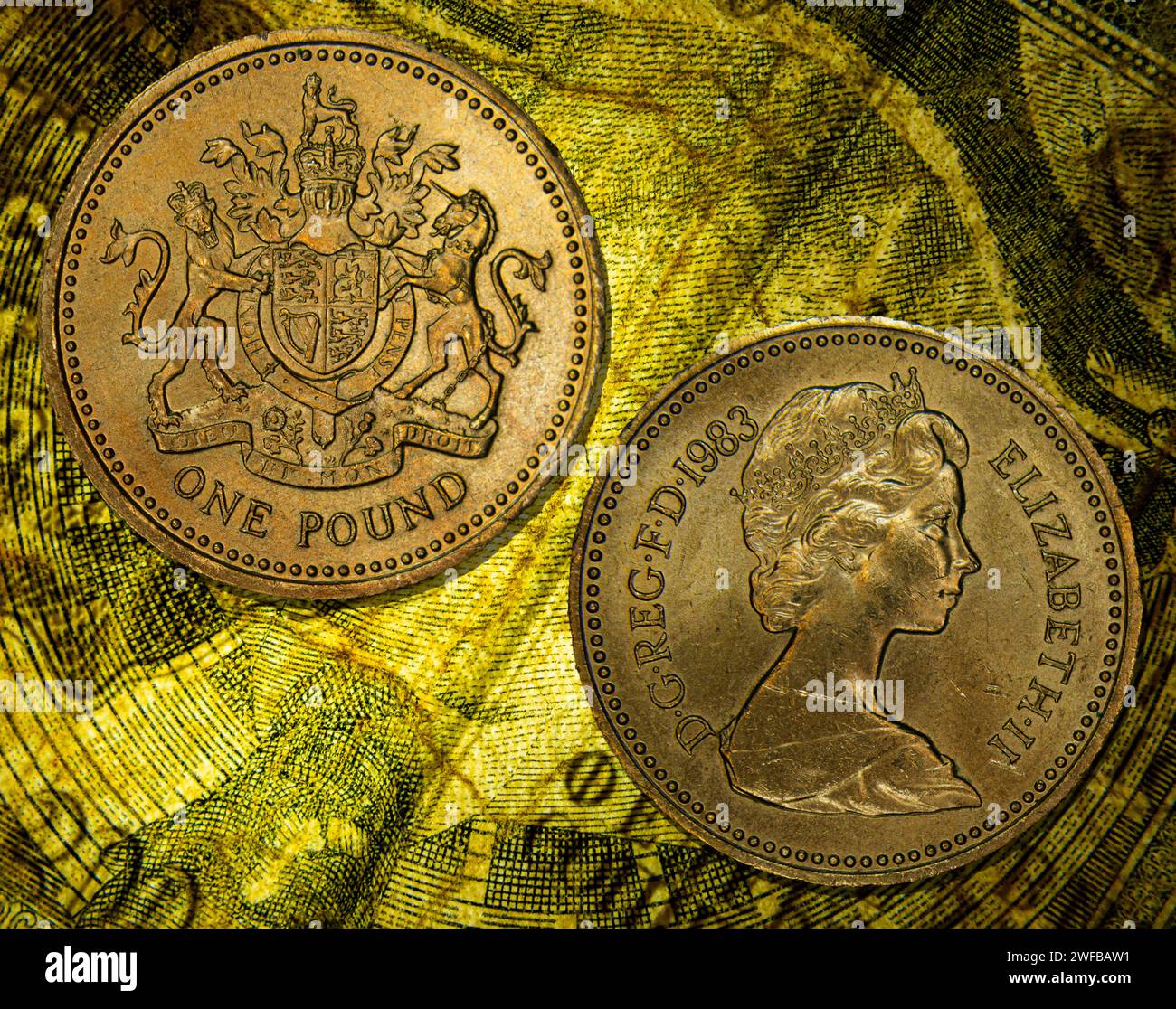 Un primo piano di una moneta d'epoca britannica del 1983 da una sterlina su una banconota Foto Stock