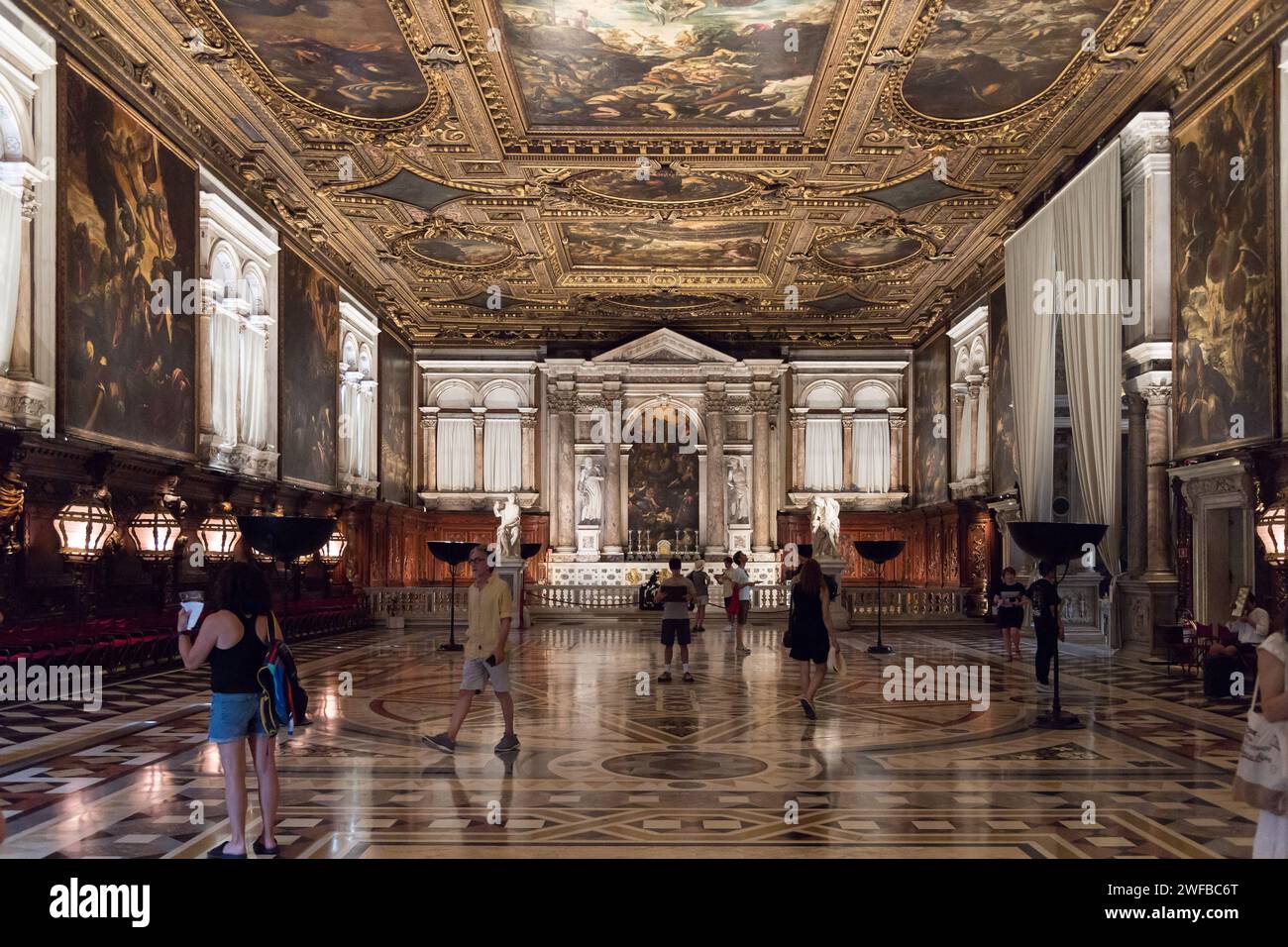 Soffitto dipinti dell'Antico Testamento di Tintoretto in la sala superiore in Rinascimento Scuola grande di San Rocco in sa Foto Stock