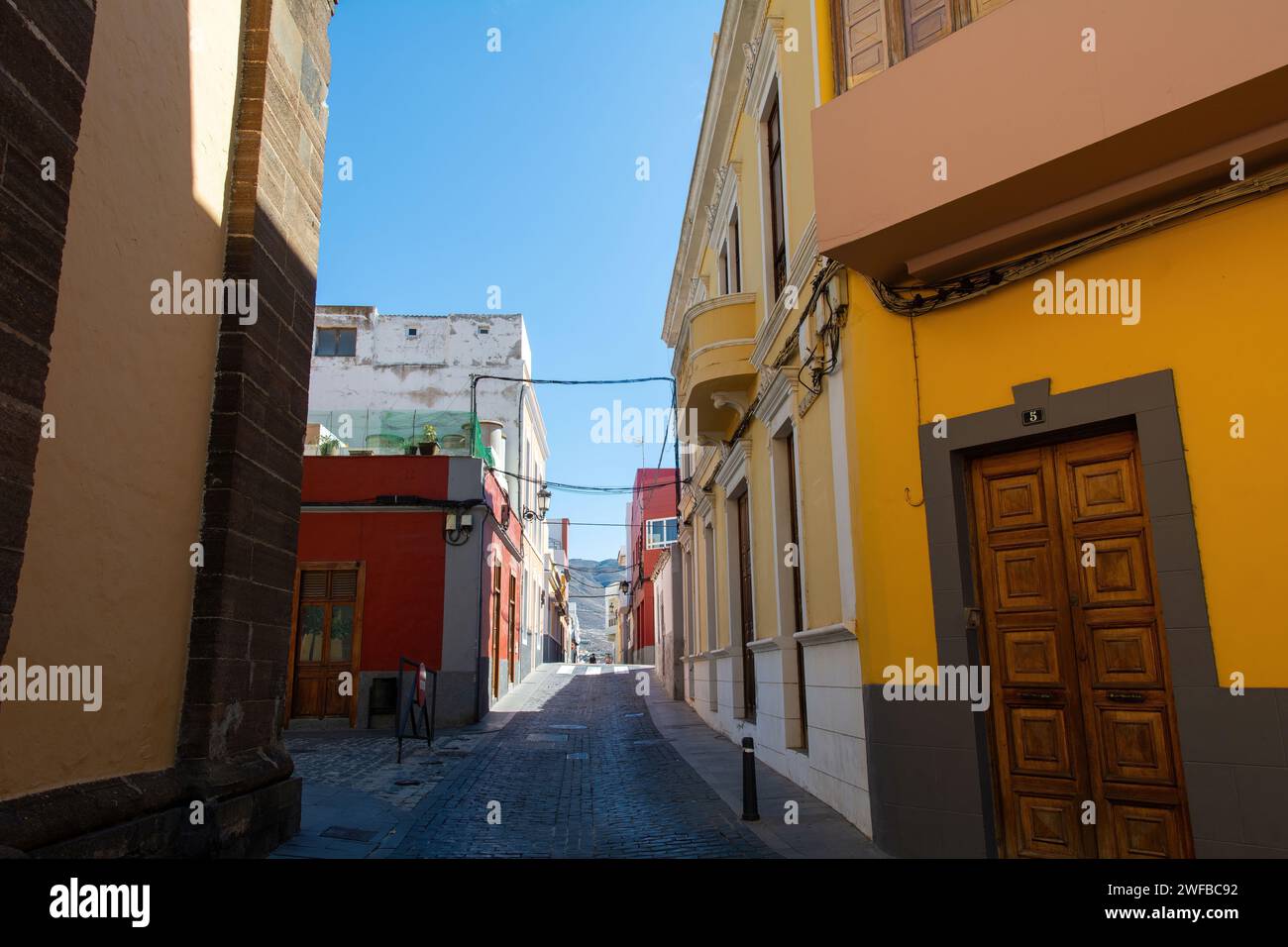 Una strada con case nel centro storico di Galdar, sull'isola Canaria di Gran Canaria in Spagna Foto Stock