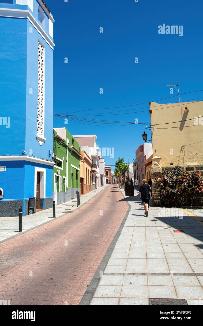 Una strada con case nel centro storico di Galdar, sull'isola Canaria di Gran Canaria in Spagna Foto Stock