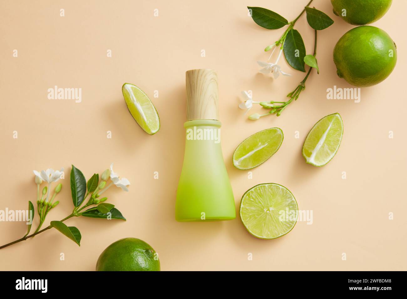 I rami floreali con fette Limes e Lime vengono visualizzati con un vaso senza etichetta. L'acido citrico di Lime (Citrus aurantiifolia) svanisce gradualmente le macchie A. Foto Stock